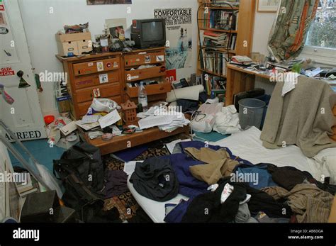 dirtyroum|extremely messy room.